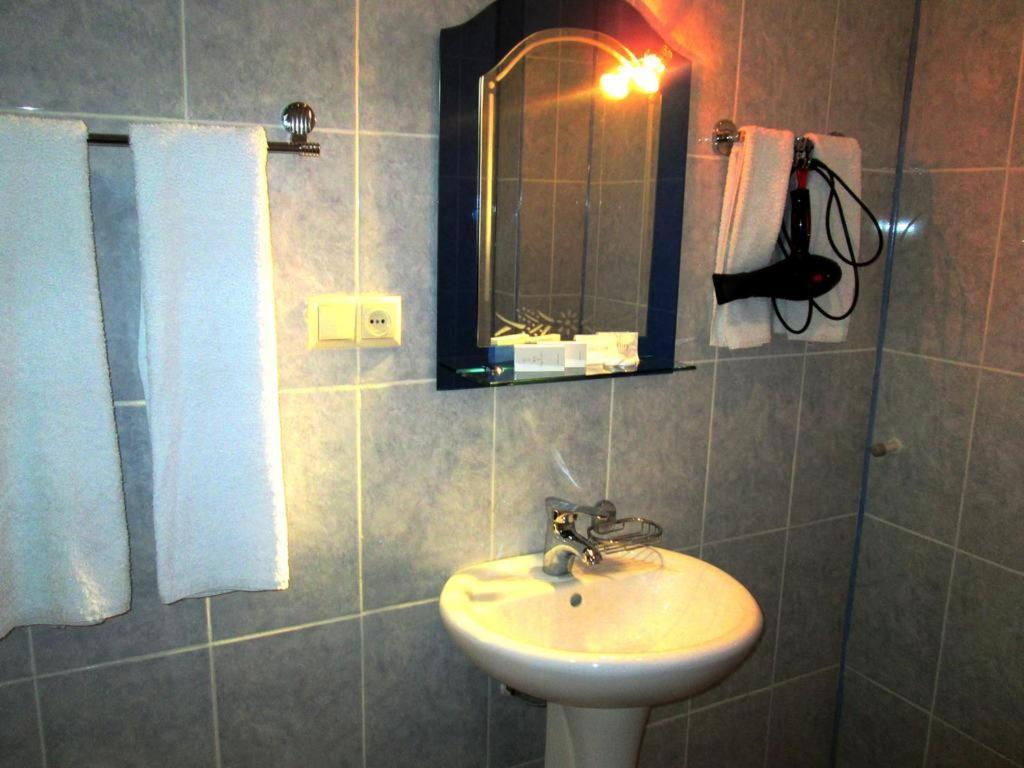 Max Comfort Hotel Kutaisi Ngoại thất bức ảnh
